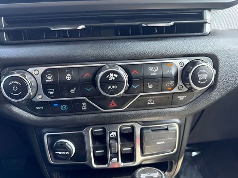 Used 2024 Jeep Wrangler Unlimited w/ Convenience Group AWD/4WD image 17