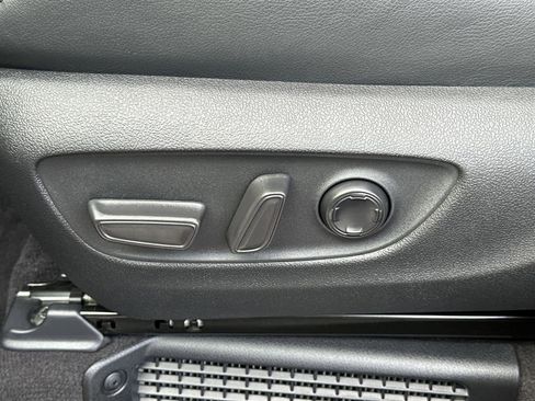 Used 2025 Toyota Sienna Limited image 23