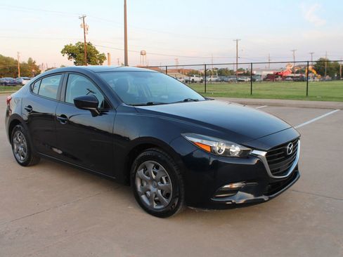 Used 2017 MAZDA MAZDA3 Sport FWD image 3