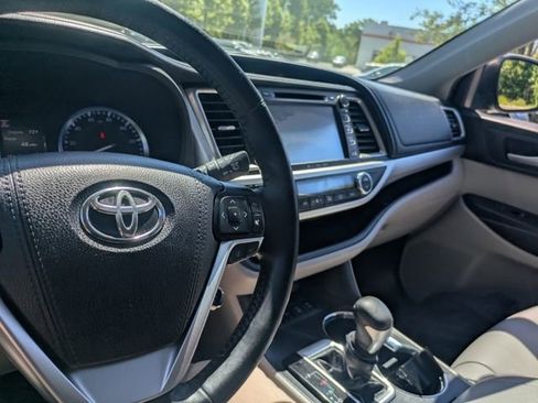 Used 2019 Toyota Highlander XLE AWD/4WD image 35
