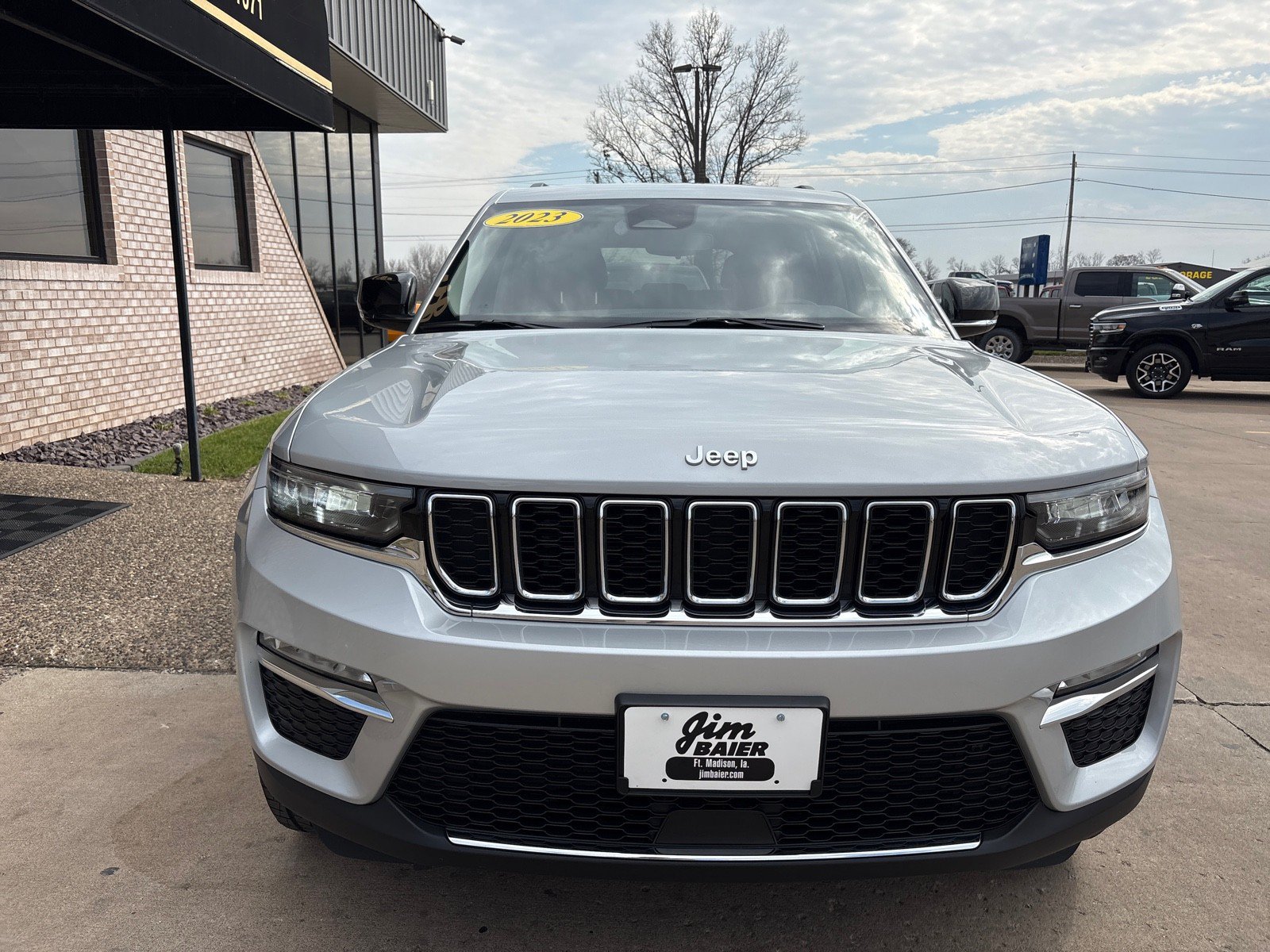 Used 2023 Jeep Grand Cherokee Limited AWD/4WD image 7
