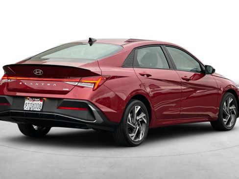 Certified 2025 Hyundai Elantra SEL image 8