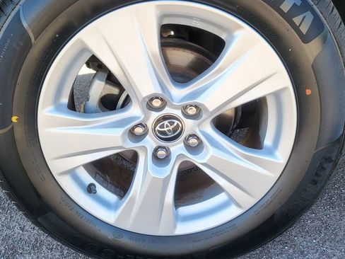Used 2021 Toyota RAV4 XLE w/ Convenience Package FWD image 15
