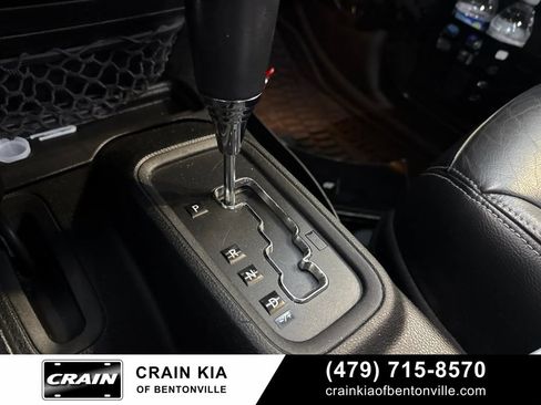 Used 2015 Jeep Wrangler Unlimited Rubicon AWD/4WD image 9