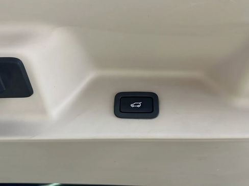 Used 2017 Land Rover Range Rover HSE image 16