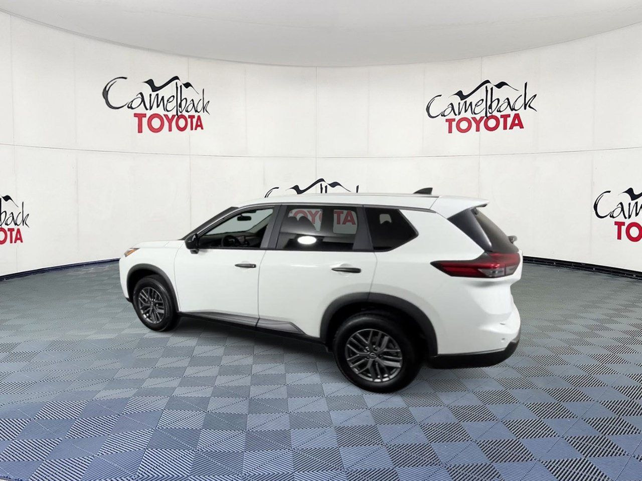 Used 2024 Nissan Rogue S FWD image 8