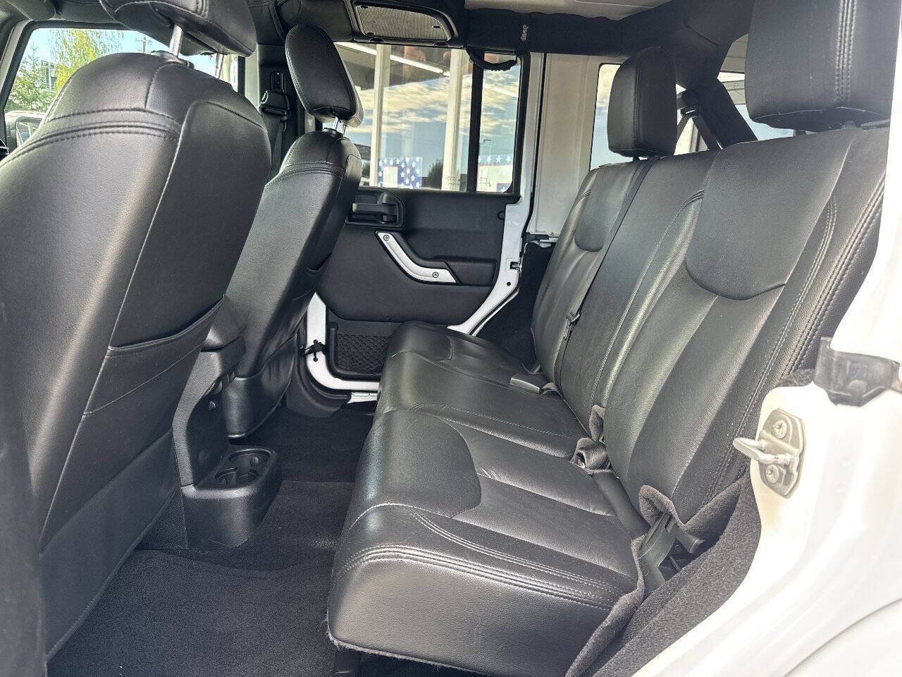 Used 2016 Jeep Wrangler Unlimited Sahara w/ Connectivity Group AWD/4WD image 24