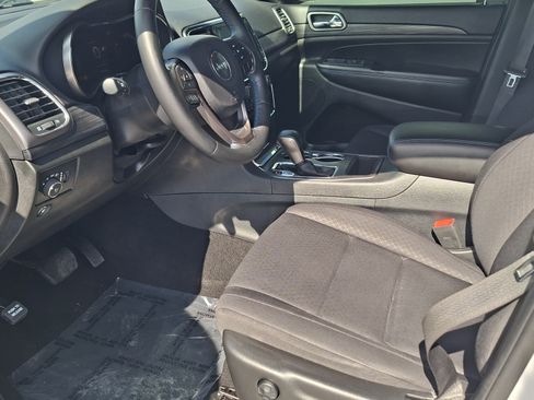 Used 2019 Jeep Grand Cherokee Laredo RWD image 9