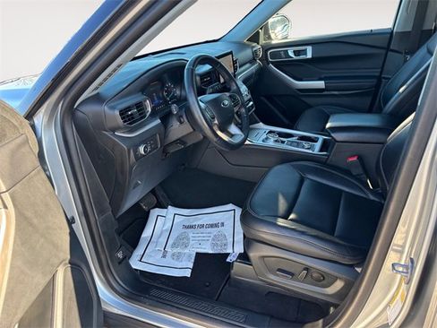 Used 2022 Ford Explorer XLT w/ Equipment Group 202A image 9