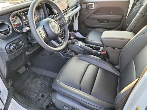 New 2025 Jeep Gladiator High Tide image 11
