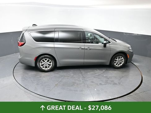 Used 2025 Chrysler Pacifica Select image 43
