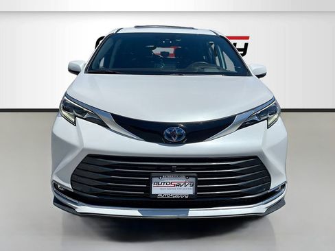 Used 2024 Toyota Sienna Platinum AWD/4WD image 2