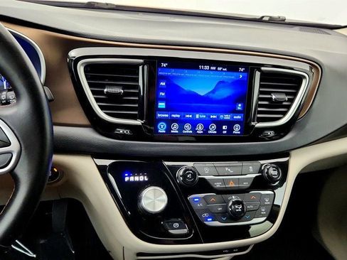 Used 2017 Chrysler Pacifica Touring-L FWD image 15