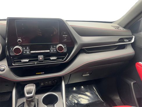 Used 2024 Toyota Highlander FWD image 59