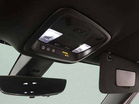 Used 2023 Chevrolet Traverse LT FWD image 16