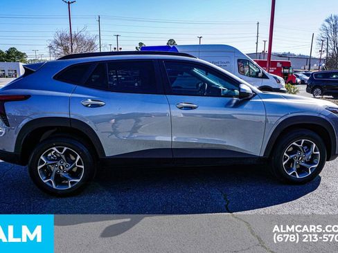 Used 2025 Chevrolet Trax LT w/ LT Convenience Package image 9