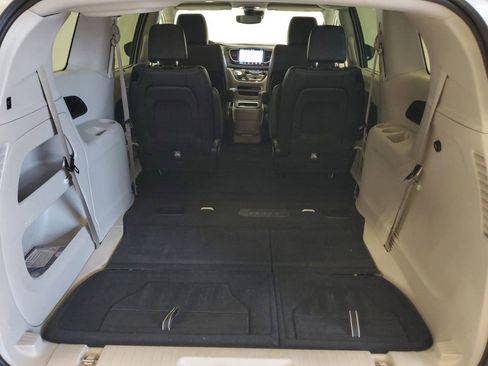 Used 2024 Chrysler Pacifica Touring-L image 25