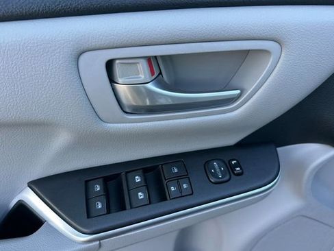 Used 2015 Toyota Camry LE image 12