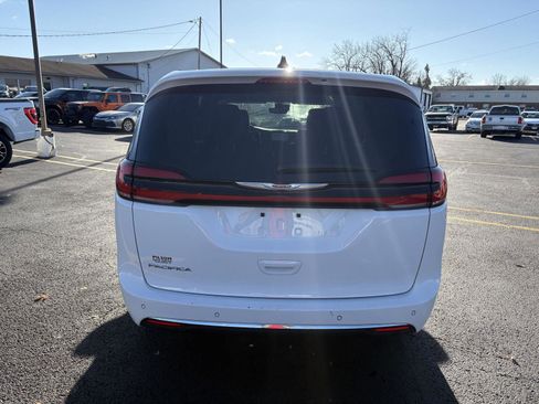 Used 2023 Chrysler Pacifica Touring-L image 22
