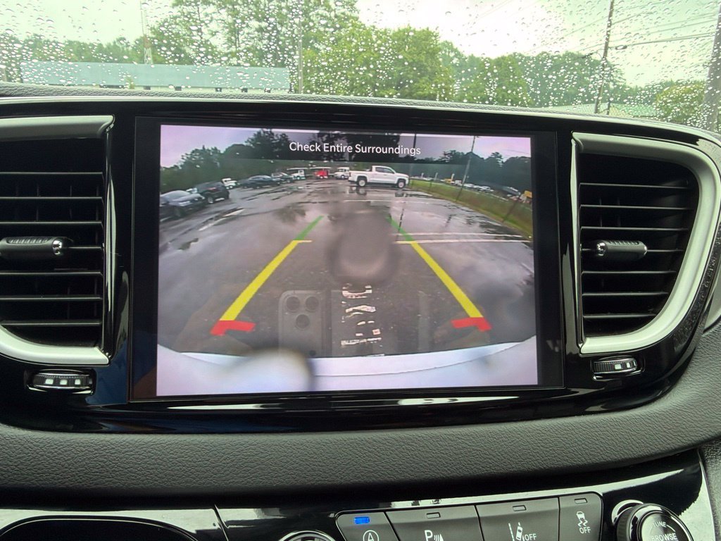 Used 2025 Chrysler Pacifica Select FWD image 11