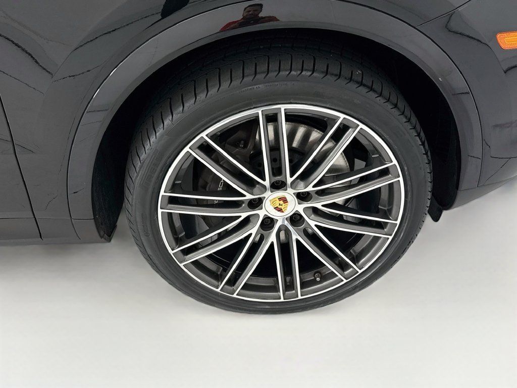 Certified 2023 Porsche Cayenne AWD/4WD image 32