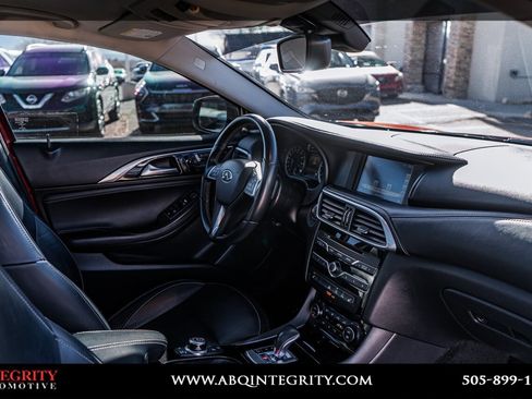 Used 2019 INFINITI QX30 ESSENTIAL w/ Cargo Package image 42