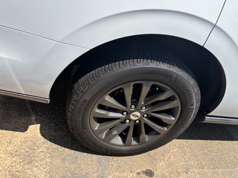 Used 2020 Ford Expedition Limited RWD image 9