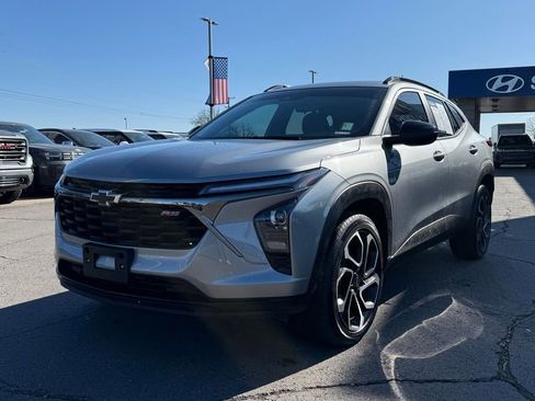 Used 2025 Chevrolet Trax RS w/ Driver Confidence Package image 3