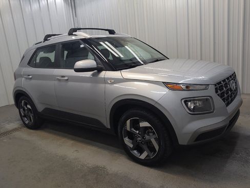 Used 2021 Hyundai Venue SEL w/ Premium Package FWD image 11