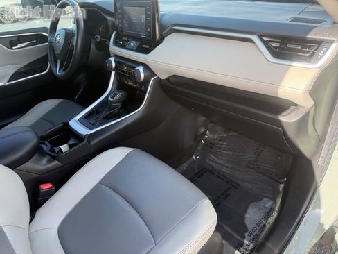 Used 2021 Toyota RAV4 XLE Premium image 28