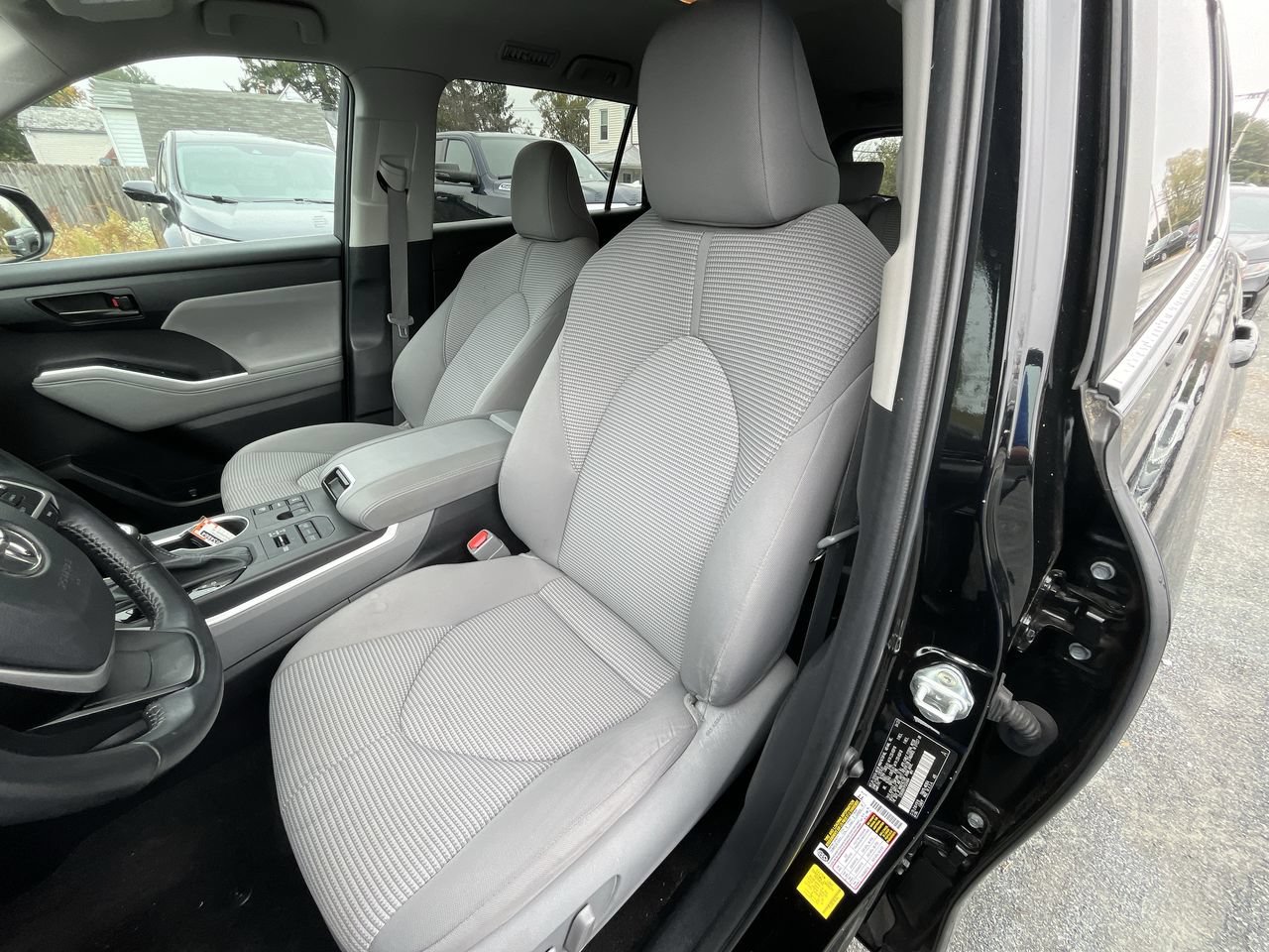 Used 2023 Toyota Highlander LE AWD/4WD image 5