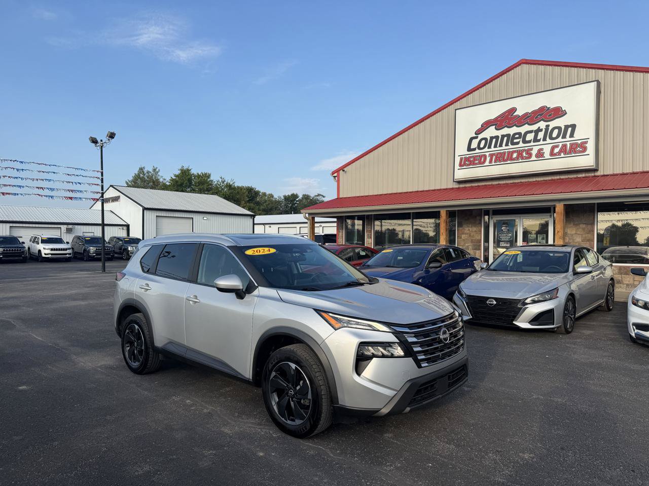 Used 2024 Nissan Rogue SV w/ SV Premium Package AWD/4WD image 2
