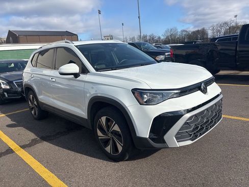 Used 2025 Volkswagen Taos SE image 3