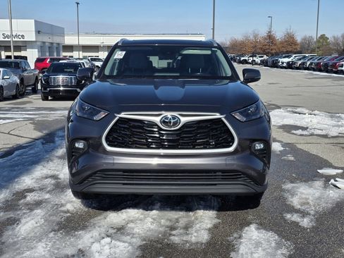 Used 2022 Toyota Highlander XLE image 2