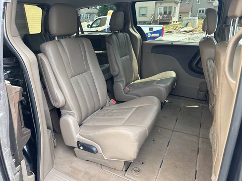 Used 2015 Chrysler Town & Country Touring-L w/ Driver Convenience Group FWD image 9