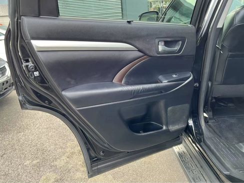 Used 2016 Toyota Highlander XLE image 11