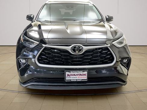 Used 2023 Toyota Highlander XLE image 3