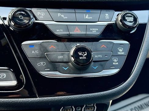 Used 2024 Chrysler Pacifica Limited FWD image 35