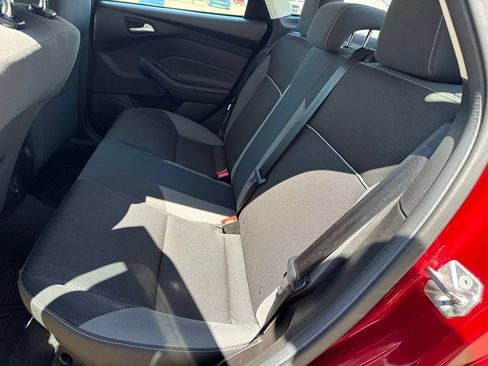 Used 2014 Ford Focus SE w/ SE Winter Package FWD image 9
