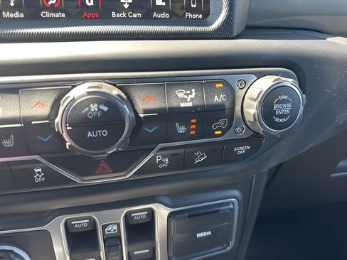 Used 2018 Jeep Wrangler Unlimited Sahara image 20