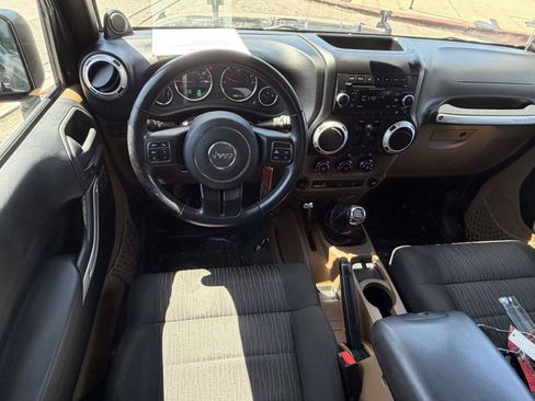 Used 2012 Jeep Wrangler Unlimited Rubicon w/ Connectivity Group AWD/4WD image 7