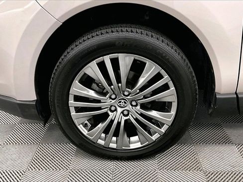 Used 2021 Toyota Venza XLE image 9