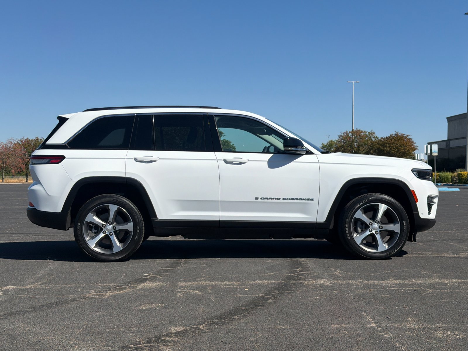 Used 2023 Jeep Grand Cherokee 4WD 4xe w/ Luxury Tech Group II image 3