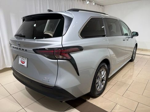 Used 2023 Toyota Sienna XLE image 5