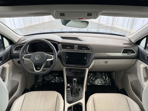 Used 2023 Volkswagen Tiguan SE w/ Panoramic Sunroof Package AWD/4WD image 17