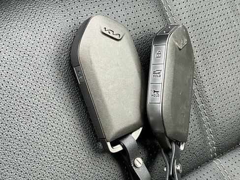 Used 2025 Kia Telluride SX w/ SX Captain's Chair Package FWD image 23