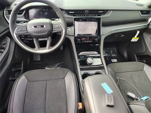 New 2025 Jeep Grand Cherokee L Altitude image 16