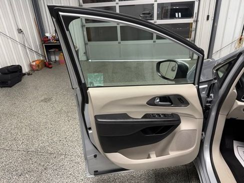 Used 2023 Chrysler Pacifica Touring-L FWD image 7