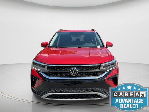 Used 2023 Volkswagen Taos SE w/ Panoramic Sunroof Package FWD image 2