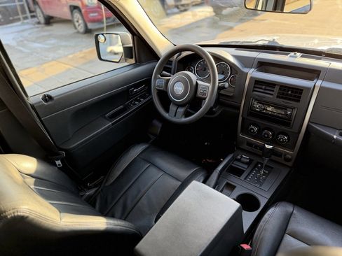 Used 2012 Jeep Liberty Sport image 12